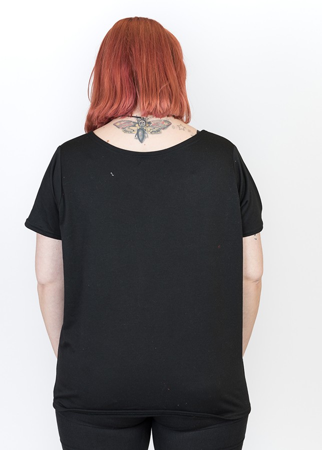 Camiseta negra. de mujer talla grande.
