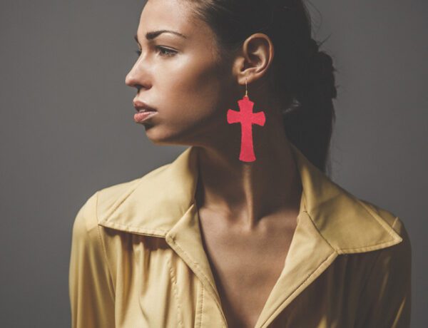 pendiente-mujer-crucifijo-rojo