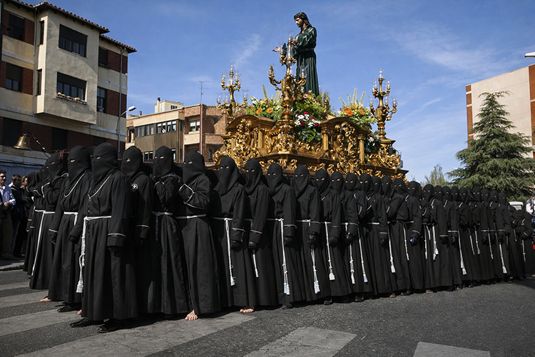 alquiler de tunicas cofrades en leon 2026 infantil